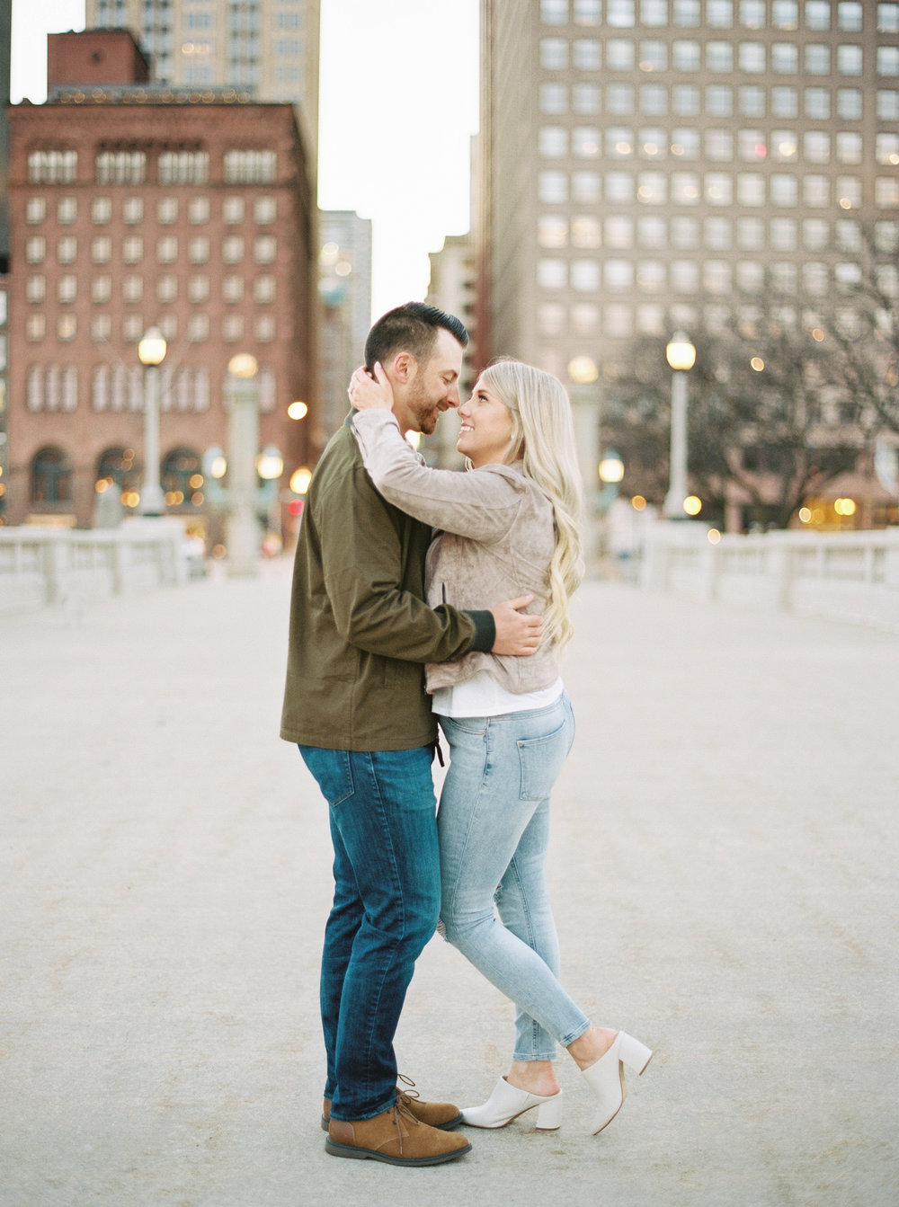 Chicago Engagement Session | downtown city engagement session