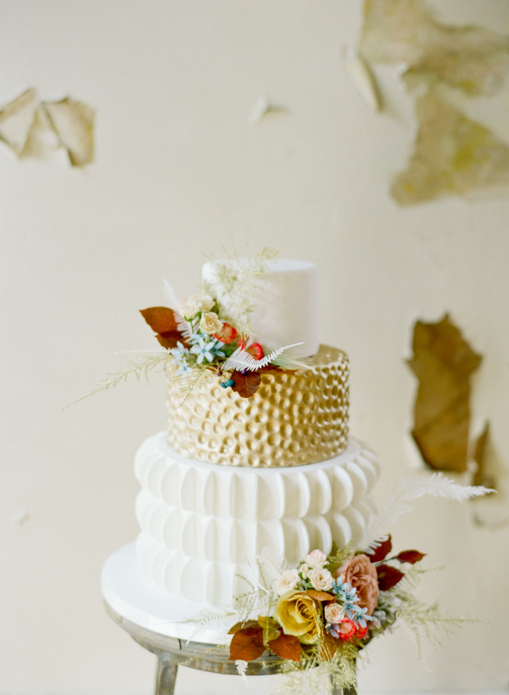 Charlevoix, MI Wedding Inspiration | Northern Michigan Wedding | Wedding cake 